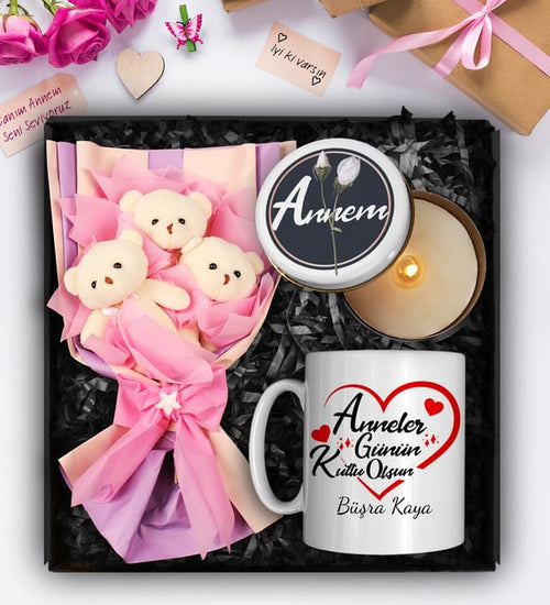 Anneler Gününe Özel Üçlü Peluş Ayıcık Buketi & Kişiye Özel Kupa & Özel Tasarım Mum Hediye Seti